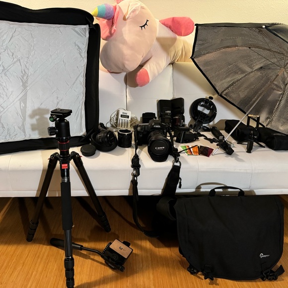 Canon 5D Mark III DSLR Camera: Professional Photography Bundle w/ Lenses & more - Picture 1 of 7